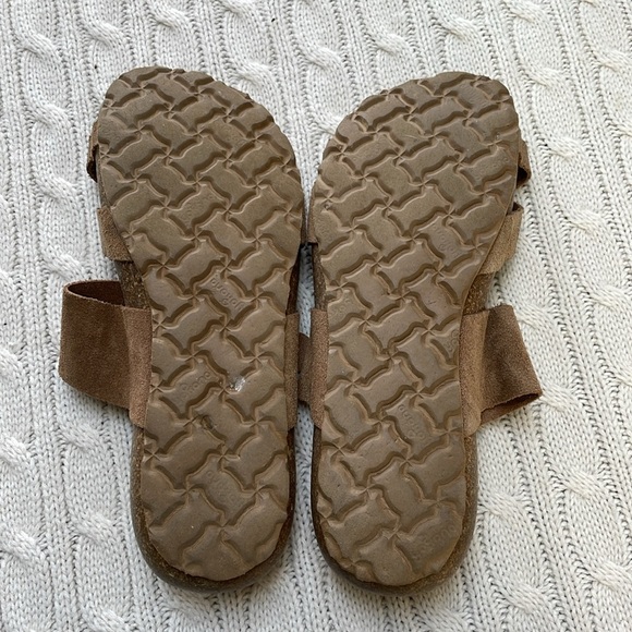 Women’s sz 8 Yokono leather sandals. Between the tow open heel buckle tan Spain - Picture 10 of 11
